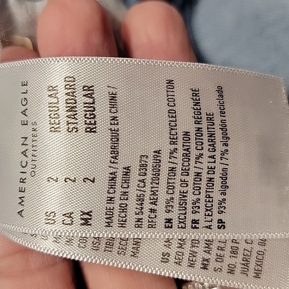 American Eagle Size 2 Med-Light Wash Low Rise Baggy Jeans, Distressed/Destroyed - Picture 15 of 15